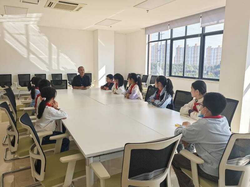 学生座谈1.jpg